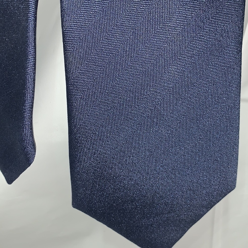 T M Lewin Blue Subtle Diagnol Striped Silk Tie 63” L 3.5” W